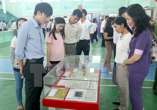 Documents on Hoang Sa, Truong Sa on display in Dak Nong - ảnh 1